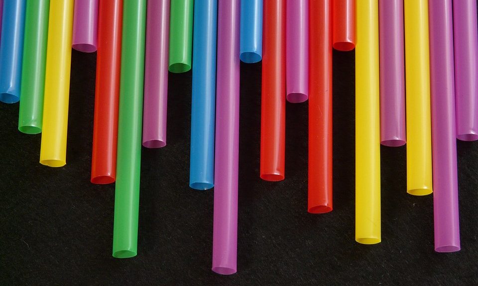 UK government to ban plastic straws