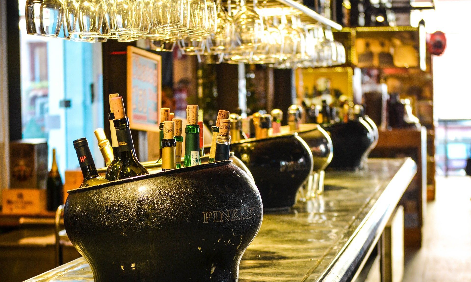 Covid-19: Social distancing measures ‘catastrophic’ for pubs, restaurants and hotels